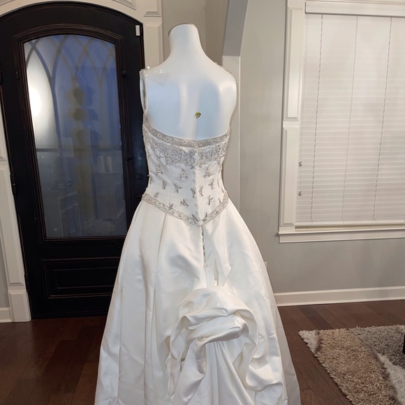 Wedding dress with built in bustle and matching wrap.  Off white, US Size 8 - Picture 12 of 16
